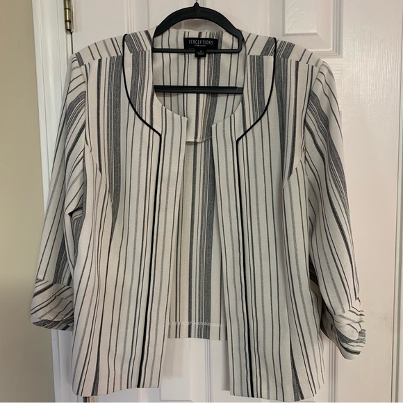 Size 18 Blazer jacket. Breezy feel. Black and white light fabric. - Picture 1 of 8